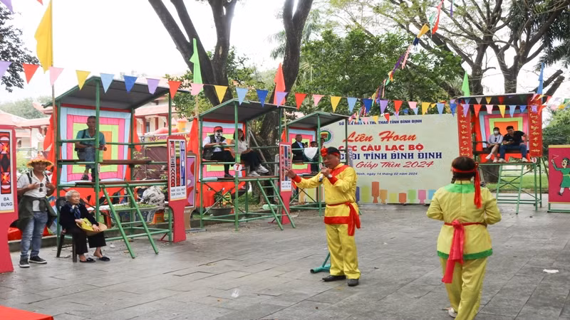 Liên hoan Hội đánh bài chòi dân gian Bình Định diễn ra tại Lễ hội kỷ niệm 235 năm Chiến thắng Ngọc Hồi - Đống Đa.