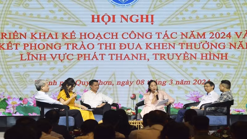 Các đại biểu tham luận tại hội nghị.
