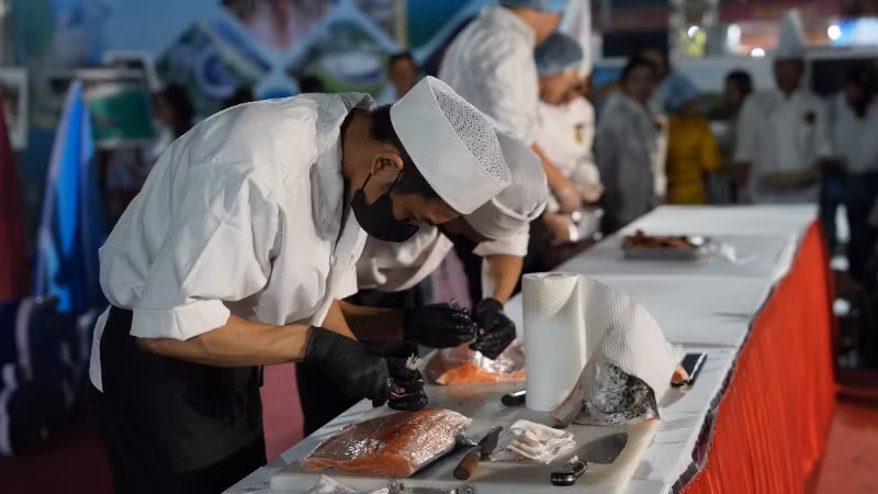 Đầu bếp chế biến món cá ngừ đại dương.