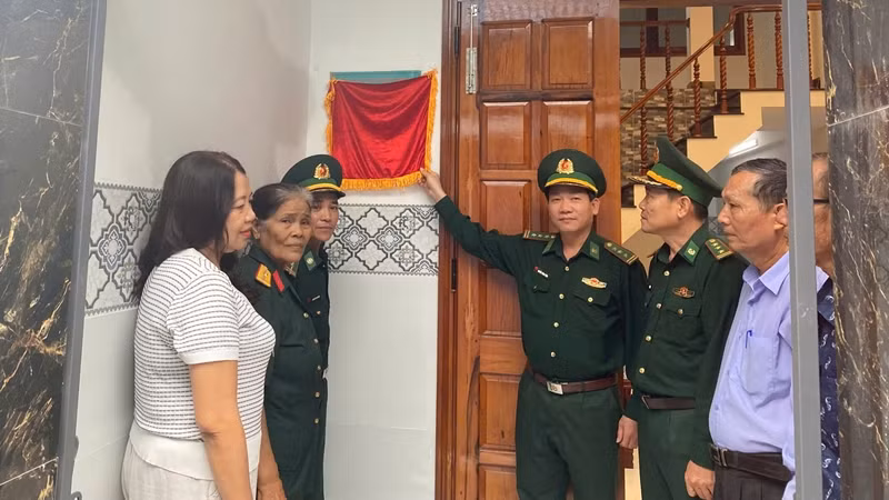 Thủ trưởng Bộ Chỉ huy Bộ đội Biên phòng tỉnh kéo băng khánh thành nhà cho đồng chí Tuấn.