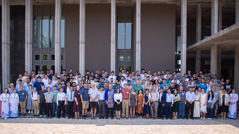 Các nhà khoa học chụp ảnh lưu niệm tại Trung tâm quốc tế Khoa học và Giáo dục liên ngành (ICISE). Các nhà khoa học chụp ảnh lưu niệm tại Trung tâm quốc tế Khoa học và Giáo dục liên ngành (ICISE).