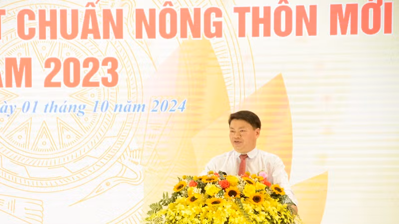 Đồng chí Phan Chí Hùng, Chủ tịch Ủy ban nhân dân huyện Tây Sơn phát biểu tại buổi lễ.
