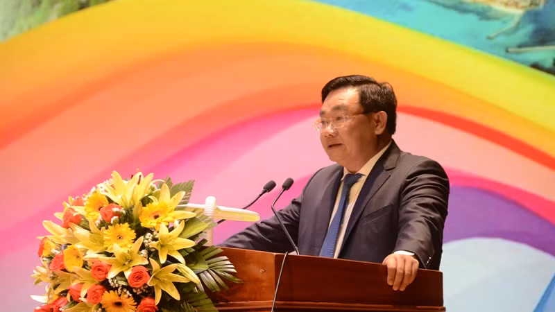 Đồng chí Trịnh Minh Hoàng, Phó Chủ tịch Ủy ban nhân dân tỉnh Ninh Thuận giới thiệu những điểm mới trong chính sách thu hút đầu tư của tỉnh.