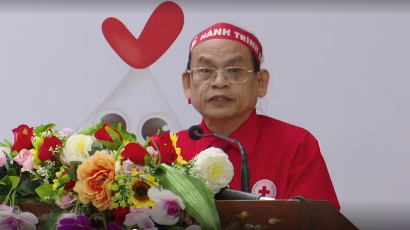 Phó Trưởng ban Thường trực Ban Chỉ đạo Vận động hiến máu tình nguyện tỉnh Bình Định Hà Văn Cát phát biểu tại buổi lễ. Phó Trưởng ban Thường trực Ban Chỉ đạo Vận động hiến máu tình nguyện tỉnh Bình Định Hà Văn Cát phát biểu tại buổi lễ.