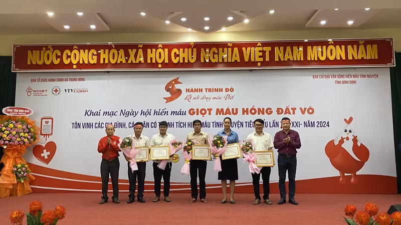 Trao Bằng khen cho các gia đình có thành tích hiến máu tình nguyện trên 30 lần. Trao Bằng khen cho các gia đình có thành tích hiến máu tình nguyện trên 30 lần.