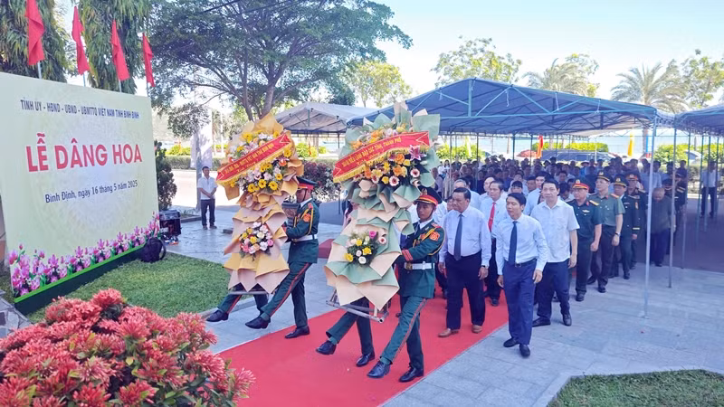 Lễ dâng hoa diễn ra trong không khí trang nghiêm. Lễ dâng hoa diễn ra trong không khí trang nghiêm.