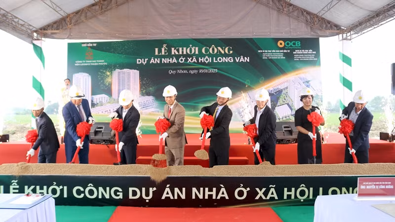 Các đại biểu khởi công dự án.