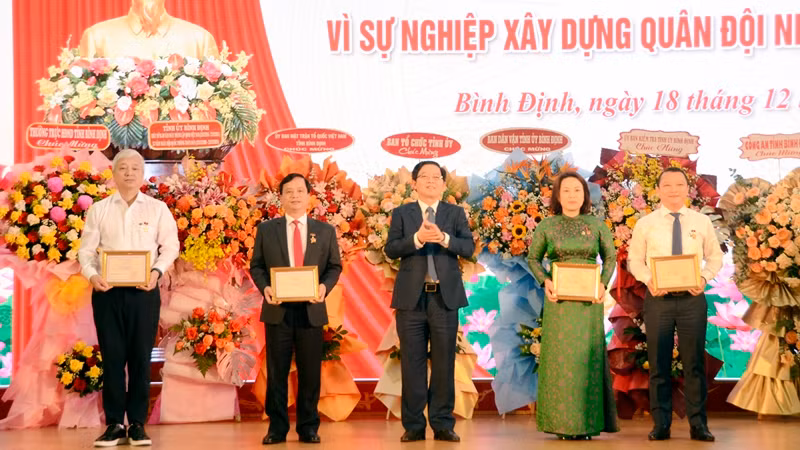 Trao kỷ niệm chương cho các đồng chí có thành tích vì sự nghiệp xây dựng Quân đội nhân dân Việt Nam. Trao kỷ niệm chương cho các đồng chí có thành tích vì sự nghiệp xây dựng Quân đội nhân dân Việt Nam.
