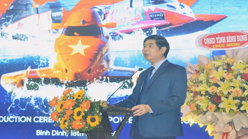 Phó Chủ tịch Ủy ban nhân dân tỉnh Bình Định Lâm Hải Giang phát biểu ý kiến tại buổi lễ ra mắt đội đua thuyền máy F1H2O Việt Nam-Bình Định.