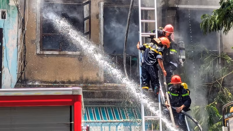 Lực lượng Cảnh sát Phòng cháy, chữa cháy và Cứu nạn, cứu hộ nhanh chóng có mặt ở hiện trường để dập tắt đám cháy.