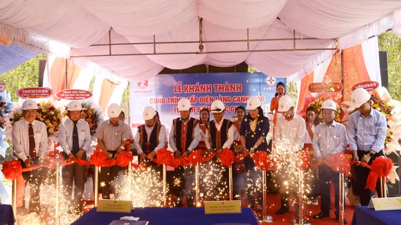 Các đại biểu cắt băng khánh thành tại buổi lễ.
