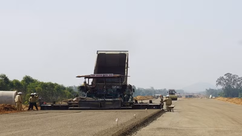 Dự án đường bộ cao tốc Bắc-Nam phía đông giai đoạn 2021-2025 đang được khẩn trương thi công. Dự án đường bộ cao tốc Bắc-Nam phía đông giai đoạn 2021-2025 đang được khẩn trương thi công.