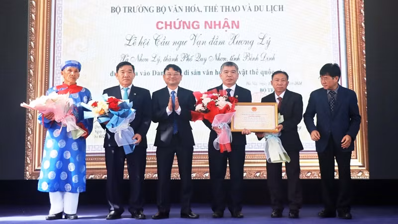 Trao Bằng công nhận di sản văn hóa phi vật thể quốc gia cho lãnh đạo thành phố Quy Nhơn. Trao Bằng công nhận di sản văn hóa phi vật thể quốc gia cho lãnh đạo thành phố Quy Nhơn.