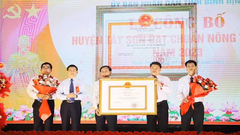 Phó Thủ tướng Chính phủ Hồ Đức Phớc trao Bằng công nhận huyện Tây Sơn đạt chuẩn nông thôn mới năm 2023 cho lãnh đạo huyện Tây Sơn.