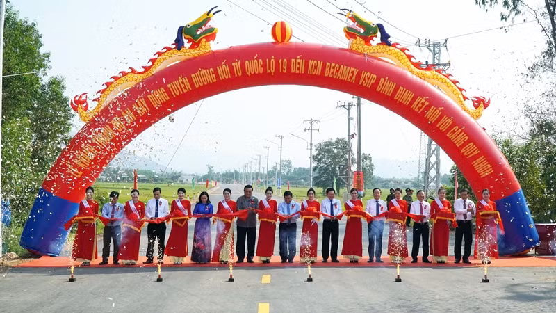 Các đại biểu cắt băng khánh thành tuyến đường.