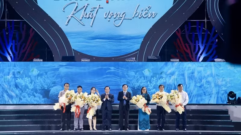 Lãnh đạo Ủy ban nhân dân tỉnh Bình Định tặng hoa cho đại diện các nhà tài trợ chương trình.