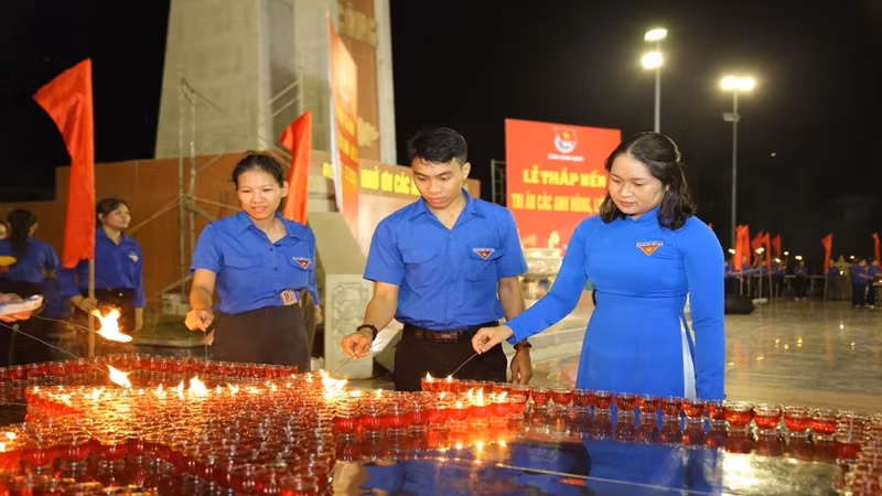 Thanh niên Bình Định thắp nến tri ân các anh hùng, liệt sĩ