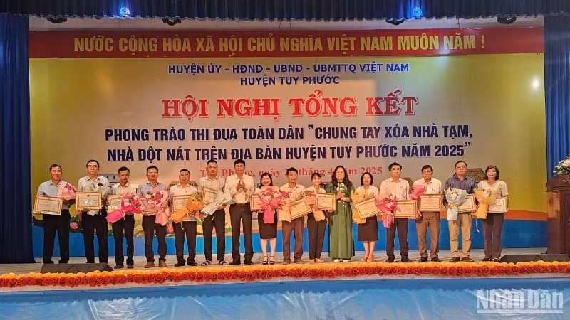 Trao tặng bằng khen cho các cá nhân có thành tích xuất sắc trong phong trào xóa nhà tạm, nhà dột nát trên địa bàn. Trao tặng bằng khen cho các cá nhân có thành tích xuất sắc trong phong trào xóa nhà tạm, nhà dột nát trên địa bàn.