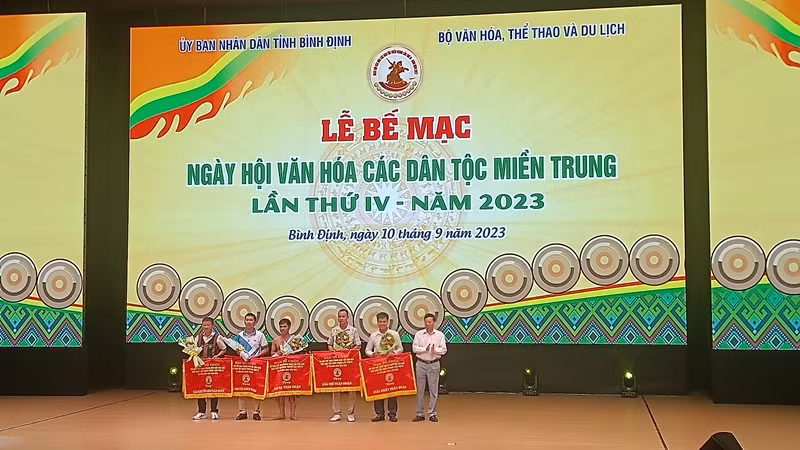 Trao tặng bằng khen cho các cá nhân, tập thể đạt thành tích cao trong ngày hội.