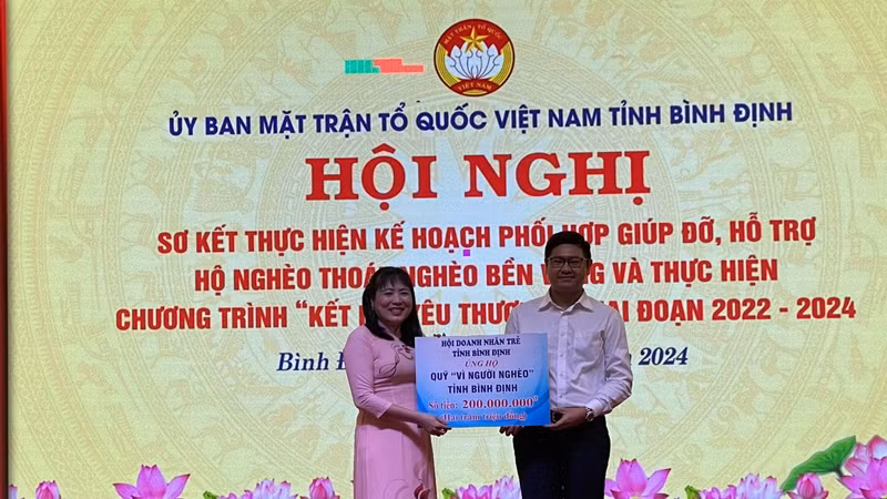 Đại diện Hội Doanh nhân trẻ trao kinh phí cho Quỹ "Vì người nghèo". Đại diện Hội Doanh nhân trẻ trao kinh phí cho Quỹ "Vì người nghèo".