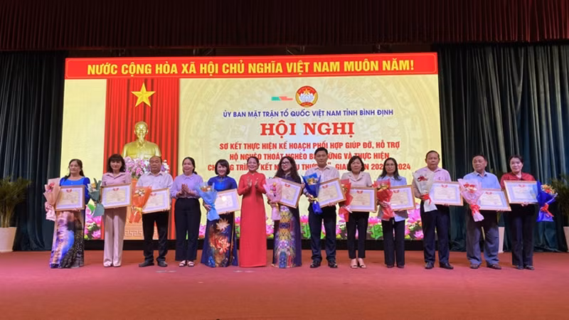 Ủy ban Mặt trận Tổ quốc Việt Nam tỉnh Bình Định trao Bằng khen cho các tập thể, cá nhân có thành tích xuất sắc trong việc thực hiện giúp đỡ, hỗ trợ hộ nghèo thoát nghèo bền vững. Ủy ban Mặt trận Tổ quốc Việt Nam tỉnh Bình Định trao Bằng khen cho các tập thể, cá nhân có thành tích xuất sắc trong việc thực hiện giúp đỡ, hỗ trợ hộ nghèo thoát nghèo bền vững.