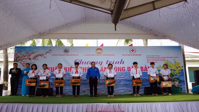 Đơn vị tài trợ tặng quà cho các em học sinh có hoàn cảnh khó khăn.