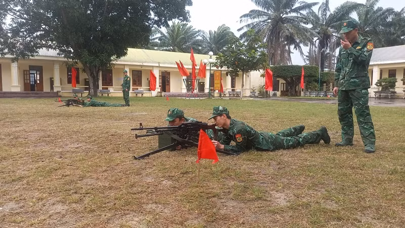 Tập huấn sử dụng các loại vũ khí phục vụ huấn luyện.