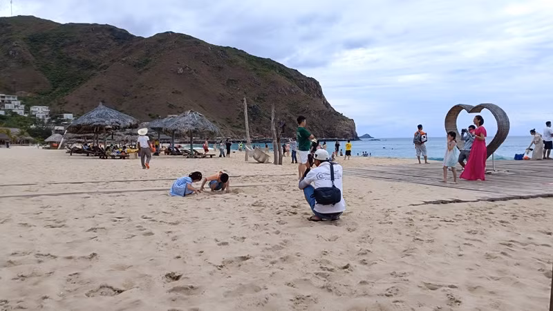 Bãi tắm Kỳ Co có khá nhiều dịch vụ để du khách có thể chụp ảnh, check-in rất đẹp.