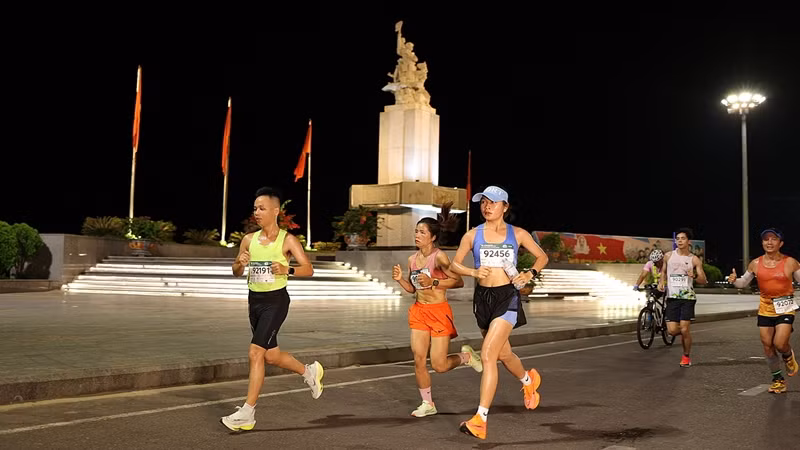Giải chạy VnExpress Marathon tổ chức tại Quy Nhơn năm 2023 đã thu hút hàng nghìn vận động viên tham gia. Giải chạy VnExpress Marathon tổ chức tại Quy Nhơn năm 2023 đã thu hút hàng nghìn vận động viên tham gia.