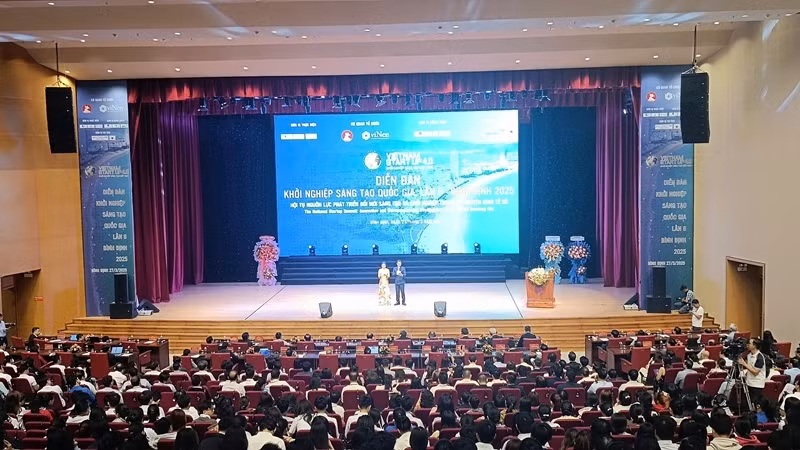 Toàn cảnh diễn đàn.