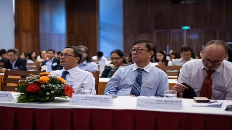 Hội nghị có sự tham gia của các giáo sư, nhà khoa học hàng đầu thế giới. Hội nghị có sự tham gia của các giáo sư, nhà khoa học hàng đầu thế giới.