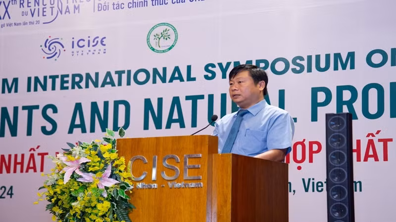 Tiến sĩ Trần Thanh Sơn, Phó Giám đốc Trung tâm quốc tế Khoa học và Giáo dục liên ngành (ICISE) phát biểu tại hội nghị. Tiến sĩ Trần Thanh Sơn, Phó Giám đốc Trung tâm quốc tế Khoa học và Giáo dục liên ngành (ICISE) phát biểu tại hội nghị.
