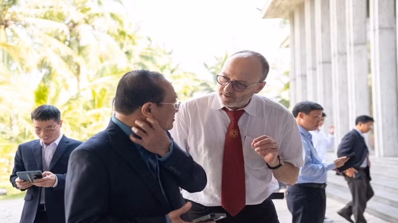 Các nhà khoa học trao đổi bên lề hội nghị. Các nhà khoa học trao đổi bên lề hội nghị.