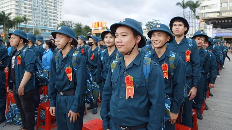 Hàng nghìn thanh niên tình nguyện nô nức lên đường nhận nhiệm vụ. Hàng nghìn thanh niên tình nguyện nô nức lên đường nhận nhiệm vụ.