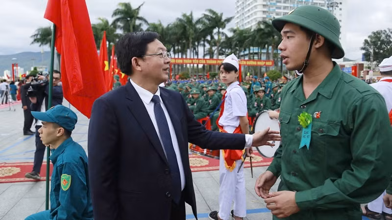 Đồng chí Hồ Quốc Dũng, Bí thư Tỉnh ủy Bình Định động viên, thăm hỏi chiến sĩ trước khi lên đường nhận nhiệm vụ. Đồng chí Hồ Quốc Dũng, Bí thư Tỉnh ủy Bình Định động viên, thăm hỏi chiến sĩ trước khi lên đường nhận nhiệm vụ.