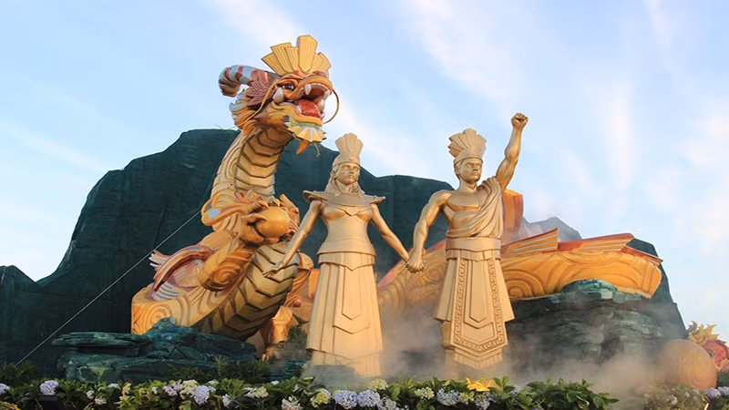 Linh vật rồng được trưng bày tại Quảng trường Nguyễn Tất Thành.