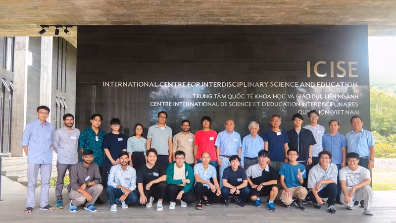 Các nhà khoa học và học viên chụp ảnh lưu niệm tại Trung tâm ICISE. Các nhà khoa học và học viên chụp ảnh lưu niệm tại Trung tâm ICISE.