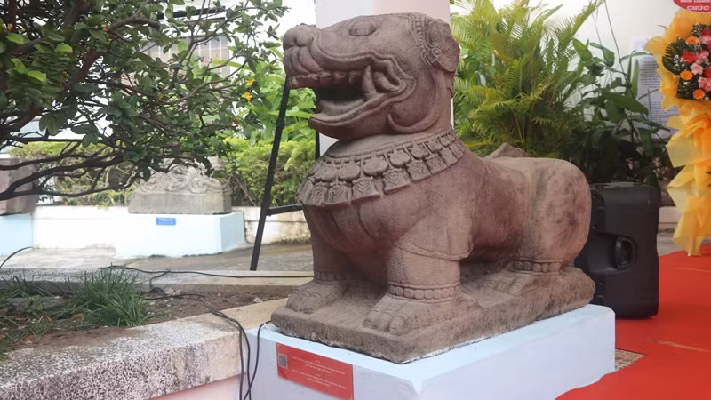 Sư tử đá (cuối thế kỷ XI) tại thành Đồ Bàn, xã Nhơn Hậu, thị xã An Nhơn, Bình Định.