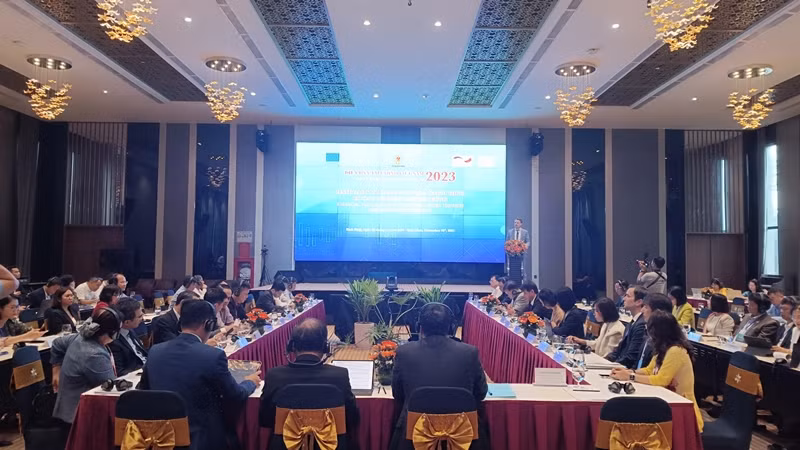 Toàn cảnh diễn đàn.
