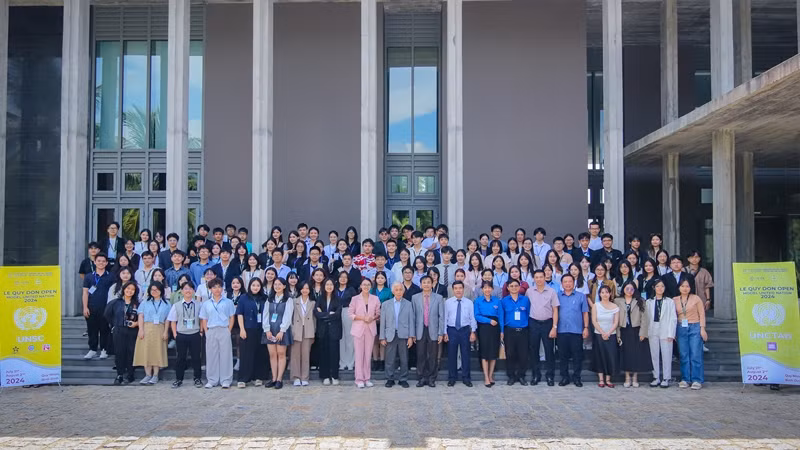 Các đại biểu chụp ảnh lưu niệm tại Trung tâm ICISE. Các đại biểu chụp ảnh lưu niệm tại Trung tâm ICISE.