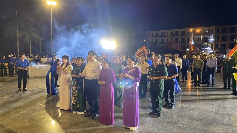 Đại diện lãnh đạo tỉnh Bình Định cùng các ban, ngành, đoàn thể thắp hương tưởng nhớ các anh hùng, liệt sĩ tại Nghĩa trang thành phố Quy Nhơn. Đại diện lãnh đạo tỉnh Bình Định cùng các ban, ngành, đoàn thể thắp hương tưởng nhớ các anh hùng, liệt sĩ tại Nghĩa trang thành phố Quy Nhơn.
