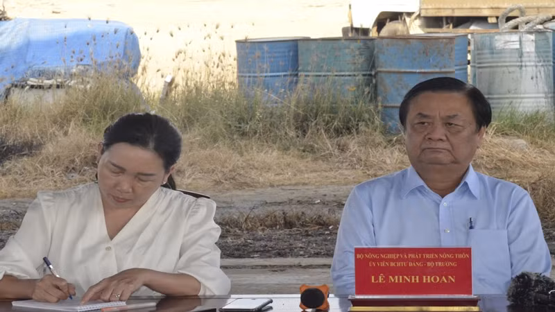Bộ trưởng lắng nghe chia sẻ của bà con ngư dân tại cảng cá Đề Gi.