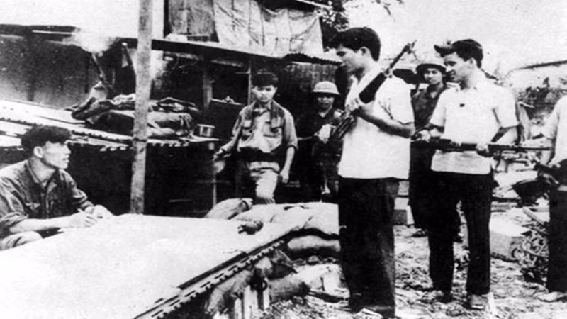 Quân giải phóng Bình Khê thu giữ vũ khí của địch. (Ảnh tư liệu: Trang thông tin Đảng bộ huyện Tây Sơn)