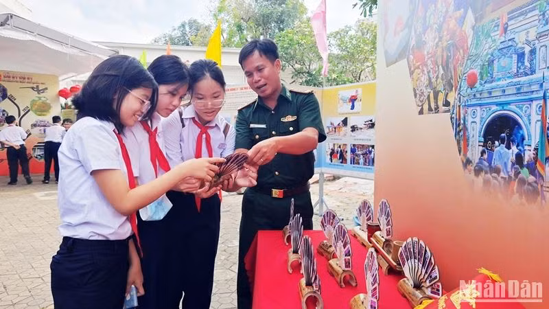 Lan tỏa những nét đẹp về văn hóa Bình Định đến thế hệ trẻ. Lan tỏa những nét đẹp về văn hóa Bình Định đến thế hệ trẻ.