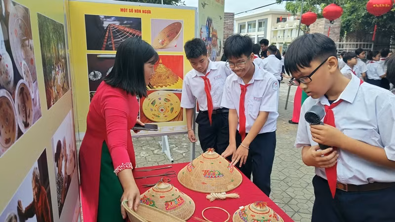 Các em học sinh thích thú khám phá nghề làm nón ngựa Phú Gia. Các em học sinh thích thú khám phá nghề làm nón ngựa Phú Gia.