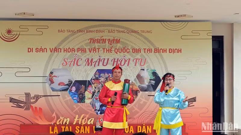Biểu diễn hát bài chòi tại triển lãm.