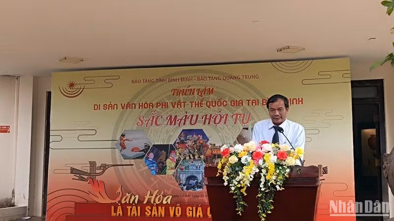 Giám đốc Bảo tàng Bình Định Đỗ Tích phát biểu tại buổi triển lãm. Giám đốc Bảo tàng Bình Định Đỗ Tích phát biểu tại buổi triển lãm.