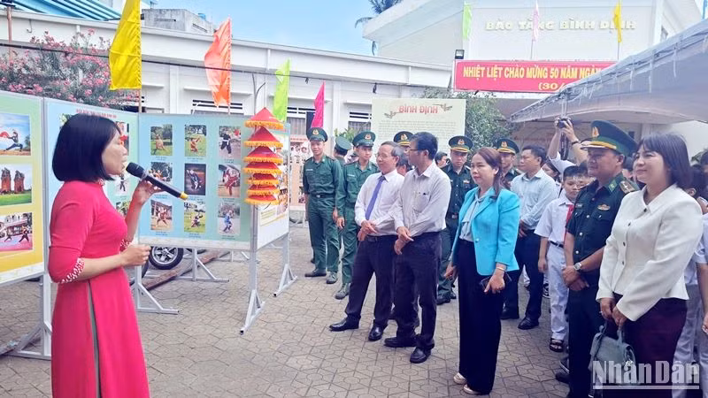 Các đại biểu tham dự triển lãm nghe hướng dẫn viên giới thiệu văn hóa Bình Định. Các đại biểu tham dự triển lãm nghe hướng dẫn viên giới thiệu văn hóa Bình Định.