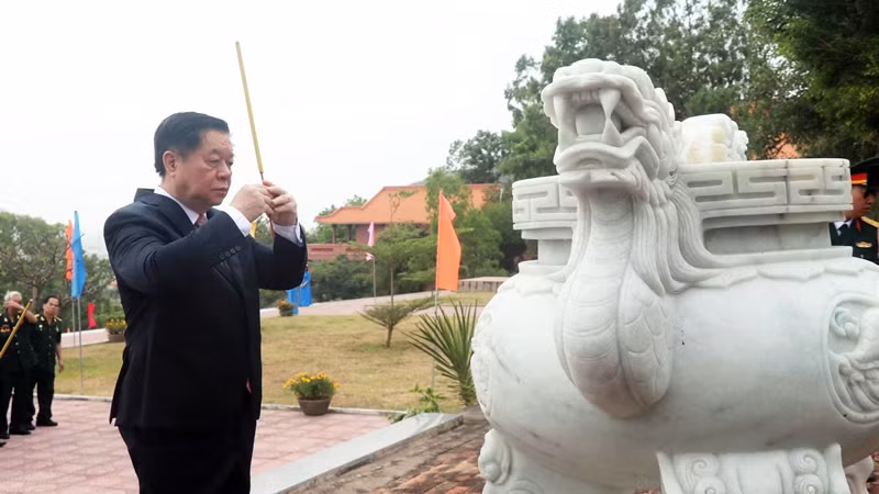 Đồng chí Nguyễn Trọng Nghĩa kính cẩn dâng hương, tưởng niệm các Anh hùng liệt sĩ. Đồng chí Nguyễn Trọng Nghĩa kính cẩn dâng hương, tưởng niệm các Anh hùng liệt sĩ.