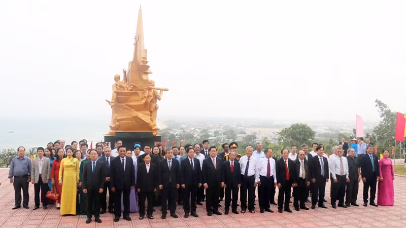 Buổi lễ có sự hiện diện của đông đảo lãnh đạo Trung ương, địa phương và bà con nhân dân. Buổi lễ có sự hiện diện của đông đảo lãnh đạo Trung ương, địa phương và bà con nhân dân.
